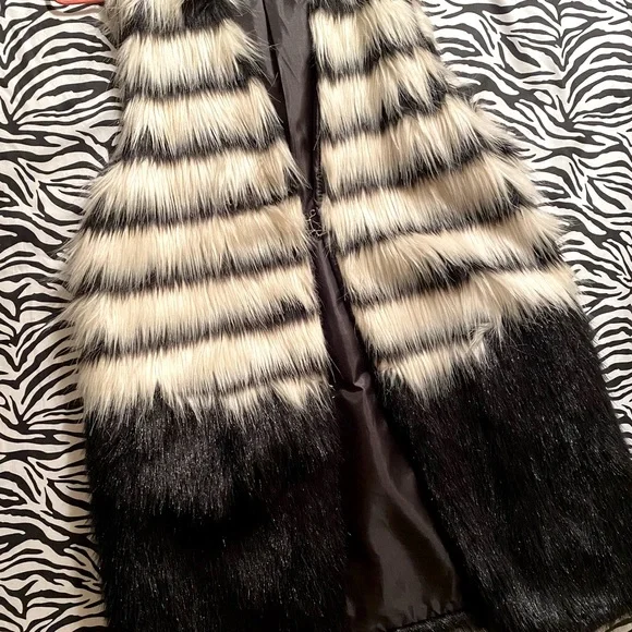 Chic Black and White Faux Fur Vest - Picture 5 of 9